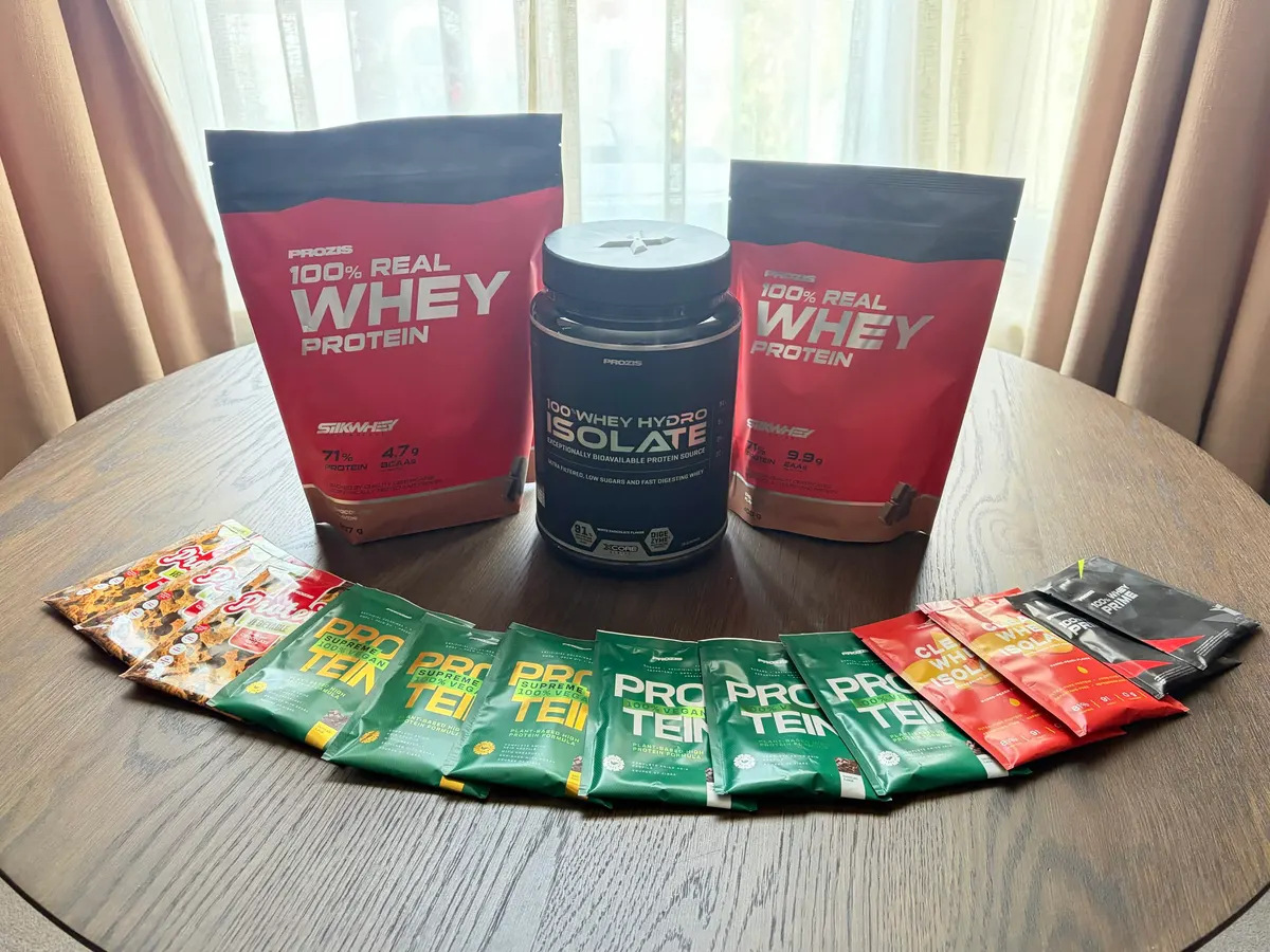 Prozis 100% Real Whey Protein, 100% Whey Hydro Isolate and a row of Prozis vegan, clear whey and whey sachets